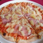 Pizza hawaïenne au jambon ananas et sauce tomate