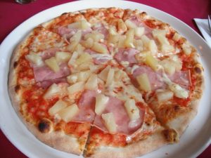 Pizza hawaïenne au jambon ananas et sauce tomate