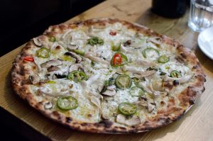 Pizza aux olives vertes